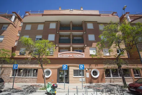 Fachada de ladrillo de la Residencia Universitaria Teatinos desde la calle