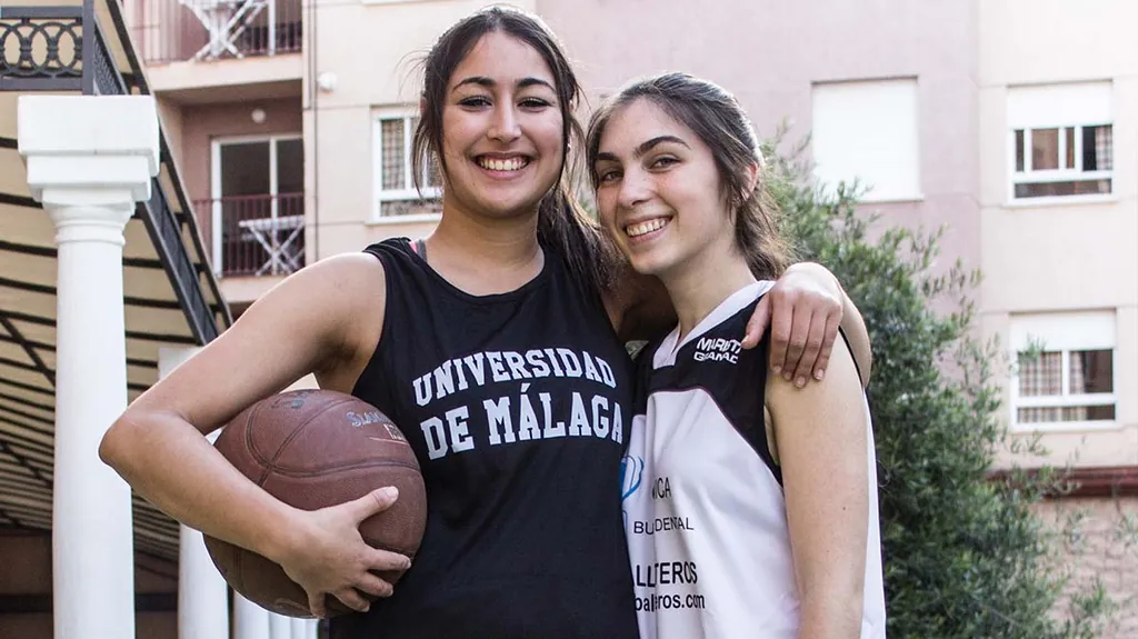 Grupo practicando deporte al aire libre en un programa deportivo de la RUT
